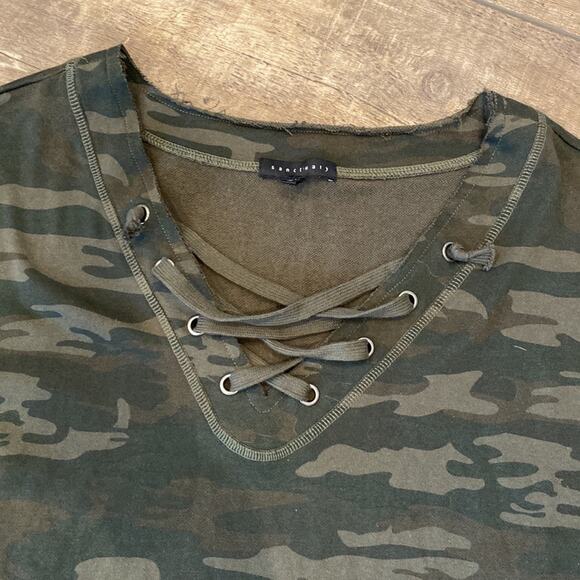 SANCTUARY Raw Hem Lace Up Front Camo Sweatshirt Medium - Picture 4 of 9